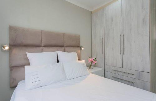 Lombardy East Apartment | Johanesbg-Little haven-3min to N1-20/MBS WiFi (15)