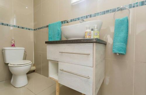 Lombardy East Apartment | Johanesbg-Little haven-3min to N1-20/MBS WiFi (15)