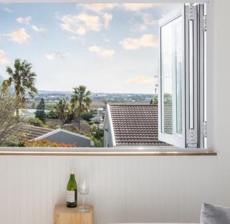 Muizenberg House | Lakeside Ocean Breeze