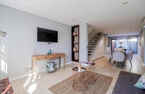 Cape Town City Centre Apartment | Loader Street Studios 5 by CTHA