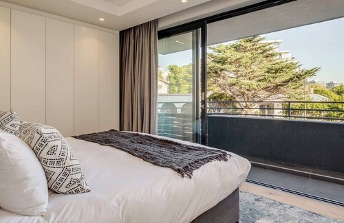 Three Anchor Bay Apartment | Lock up and Go Apartment in Sea Point (D on S)