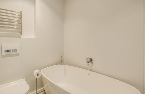 Three Anchor Bay Apartment | Lock up and Go Apartment in Sea Point (D on S)