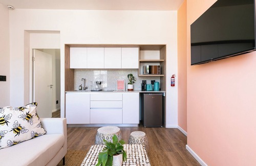 Sea Point Apartment | Lumnious 1-bedroom apartment with WiFi and 300m from the sea