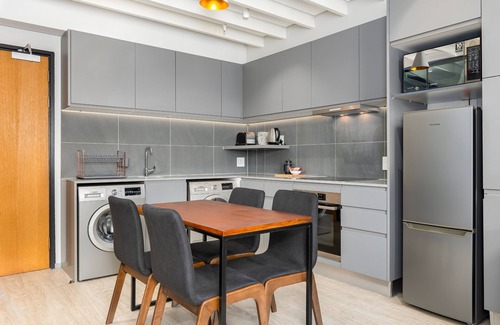 Bo'Kaap Apartment | Luxe De Waterkant Apartment with Mountain Views