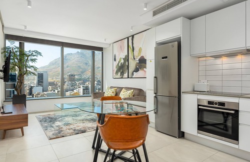 Bo'Kaap Apartment | Luxe Sky Apartment with Mountain Views