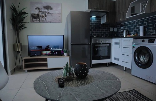 Greater Johannesburg Metropolitan Area Apartment | Luxury 1bedroom apartment in Sandton. perfect for business travel. Pet friendly!