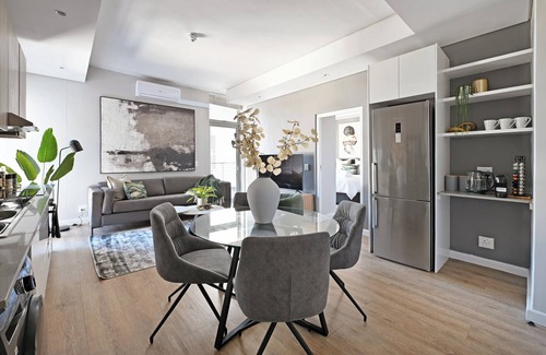Cape Town City Centre Apartment | Luxury 2-Bedroom Retreat with City & Table Mountain Views!