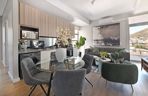Cape Town City Centre Apartment | Luxury 2-Bedroom Retreat with City & Table Mountain Views!