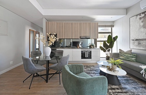Cape Town City Centre Apartment | Luxury 2-Bedroom Retreat with City & Table Mountain Views!