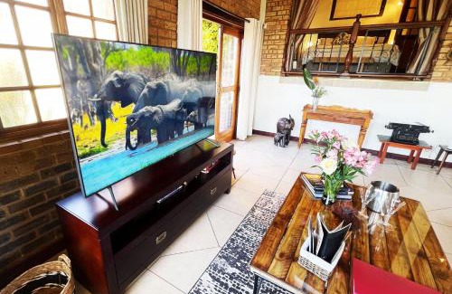 Northcliff Apartment | Luxury Boutique Nature Stay! Northcliff - Sunset Views, Solar, Work, Pool