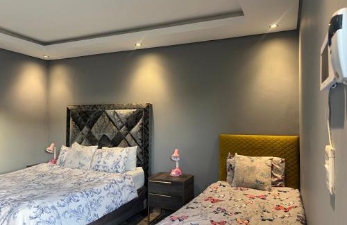 Bloubergstrand Apartment | Luxury Ensuite Bachelor Pad with Separate Entrance & Gate - Maximum Privacy Guaranteed!