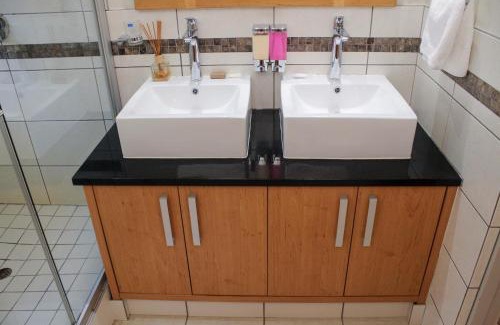 Century City Apartment | Manhattan Suite-Canal Walk Mall