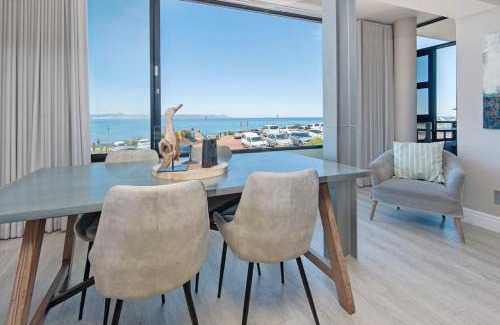Hermanus City-Centre Apartment | Marine Court 5 by BACK IN TOWN - 2Bedroom Ocean-facing Apt in Hermanus Centre