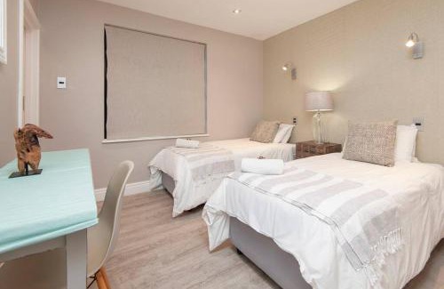 Hermanus City-Centre Apartment | Marine Court 5 by BACK IN TOWN - 2Bedroom Ocean-facing Apt in Hermanus Centre