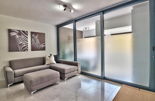 Three Anchor Bay Apartment | Middlehof