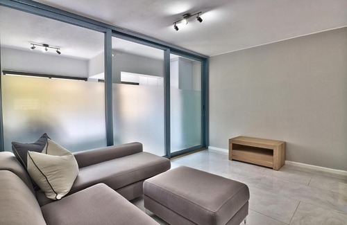 Three Anchor Bay Apartment | Middlehof