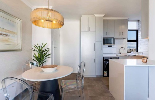 Milnerton Apartment | Modern 1 bed Table Mountain View Hideaway