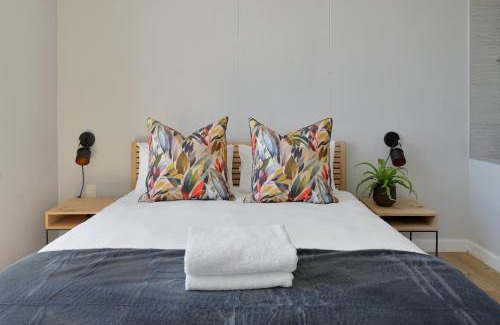 Victoria and Alfred Waterfront Apartment | Modern 1-Bed V&A Waterfront Canal & Harbor Views