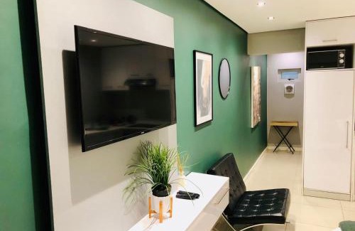 Mouille Point Apartment | Modern Apartment in Mouille Point with Green Point Park Access