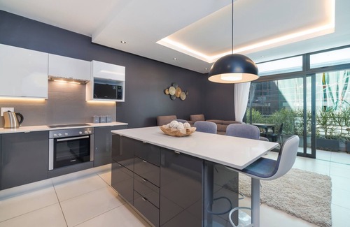 Green Point Apartment | Modern Apartment in Sought After Green Point Block