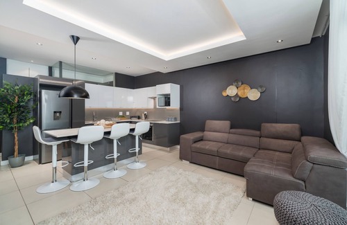 Green Point Apartment | Modern Apartment in Sought After Green Point Block