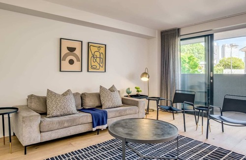 Three Anchor Bay Apartment | Modern Apartment in Sea Point (G on S)