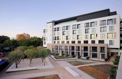 Greater Johannesburg Metropolitan Area Apartment | Modern Comfort in the heart of Rosebank