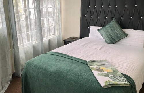 Greater Johannesburg Metropolitan Area House | Modern One Bedroom Apartment in Heart of Sandton! Shosha Properties