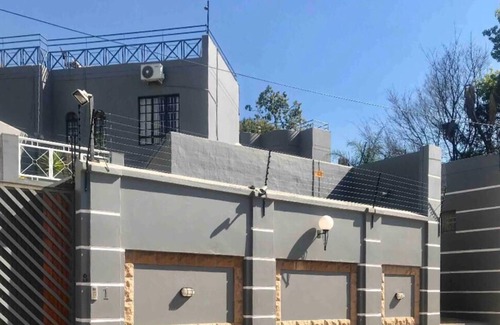 Greater Johannesburg Metropolitan Area House | Modern One Bedroom Apartment in Heart of Sandton! Shosha Properties