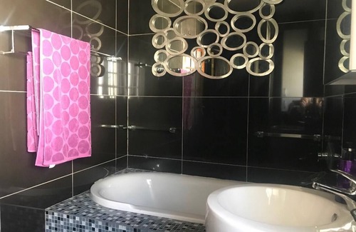 Greater Johannesburg Metropolitan Area House | Modern & Spacious 4 Bed, Home in Heart of Sandton!