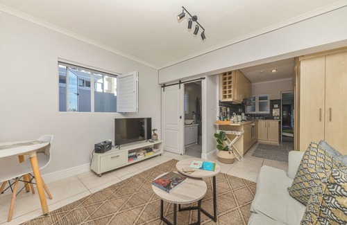 Mouille Point Apartment | Mouille Point Studio including welcome basket
