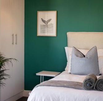 Hermanus City-Centre Apartment | Mountain-View Studio Apartment, Hermanus Waterfront - Apt 6