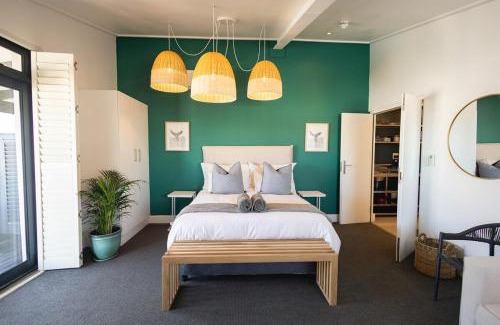 Hermanus City-Centre Apartment | Mountain-View Studio Apartment, Hermanus Waterfront - Apt 6