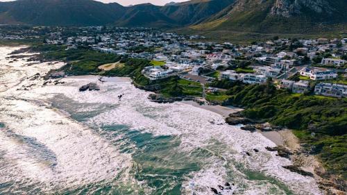Voelklip House | Mountainside Beach House