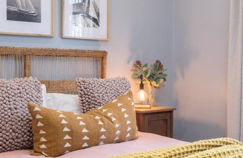 Muizenberg Apartment | Muizies Peak - Walk to Beach - No Load Shedding