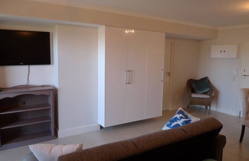 Claremont Apartment | Neat Modern Studio in Safe Complex in the Heart of Claremont