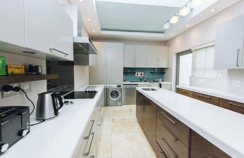 Sea Point Promenade Villa | NEW! Bantry Bay Luxurious Villa 50m from the sea