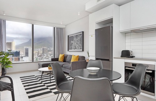 Bo'Kaap Apartment | New De Waterkant Apartment with Mountain Views
