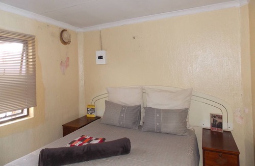 Greater Johannesburg Metropolitan Area Hostel | Orlando West Guest House - Hostel