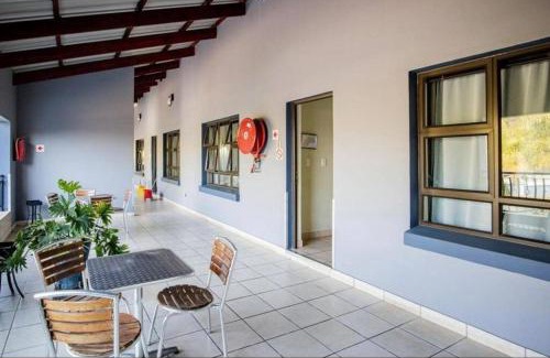 Schoemansville Apartment | Palm Valley Inn - Spacious honeymoon suite unit 9