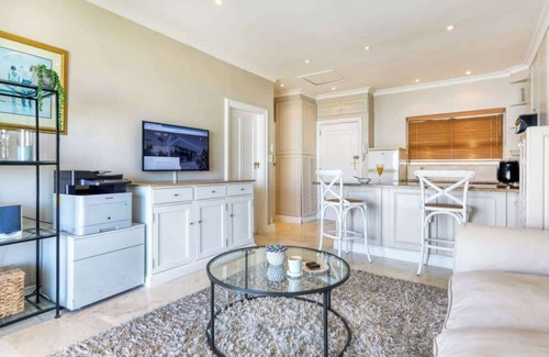 Camps Bay Apartment | Panoramic Apt -Camps Bay, Sea Views, Pool, Parking