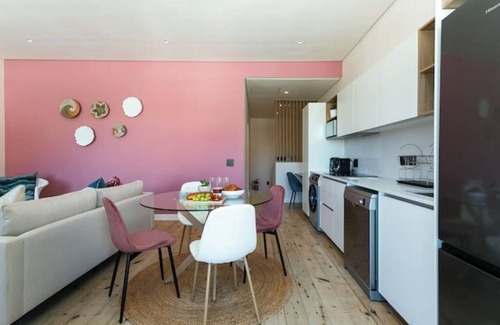 Sea Point Apartment | Panoramic Peaks 300m from Sea w/Mountain View