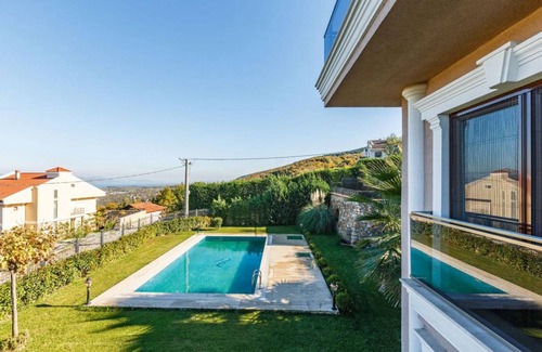 Masukiye Villa | Peaceful Villa with a Garden in Kartepe near Sapanca