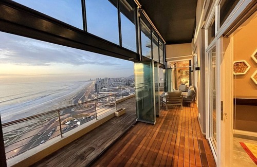 Bloubergstrand Apartment | Penthouse-100 000 Gemstones on display,All Ensuite