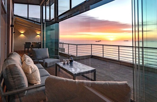 Bloubergstrand Apartment | Penthouse-100 000 Gemstones on display,All Ensuite