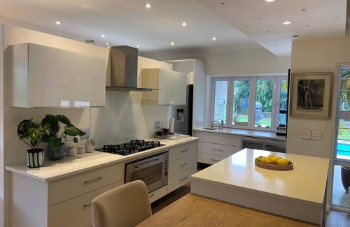 Constantia House | Perfectly located luxurious contemporary 6 bedroom home