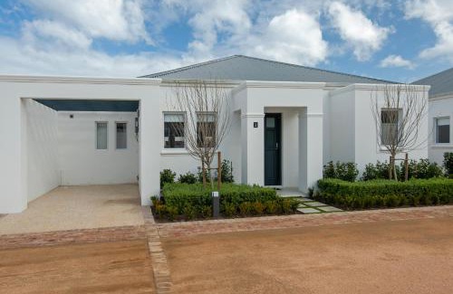 Eastcliff Apartment | Perla