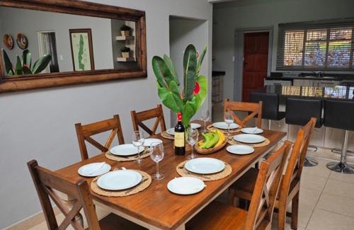 Hazyview House | Poinsettia family Cottage