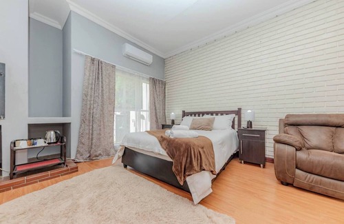 Greater Johannesburg Metropolitan Area Bed & Breakfast | Poolside Room