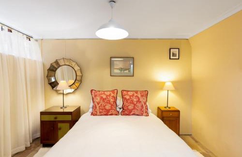Kalk Bay Apartment | Quarterdeck Cottage Kalk Bay - No Load Shedding